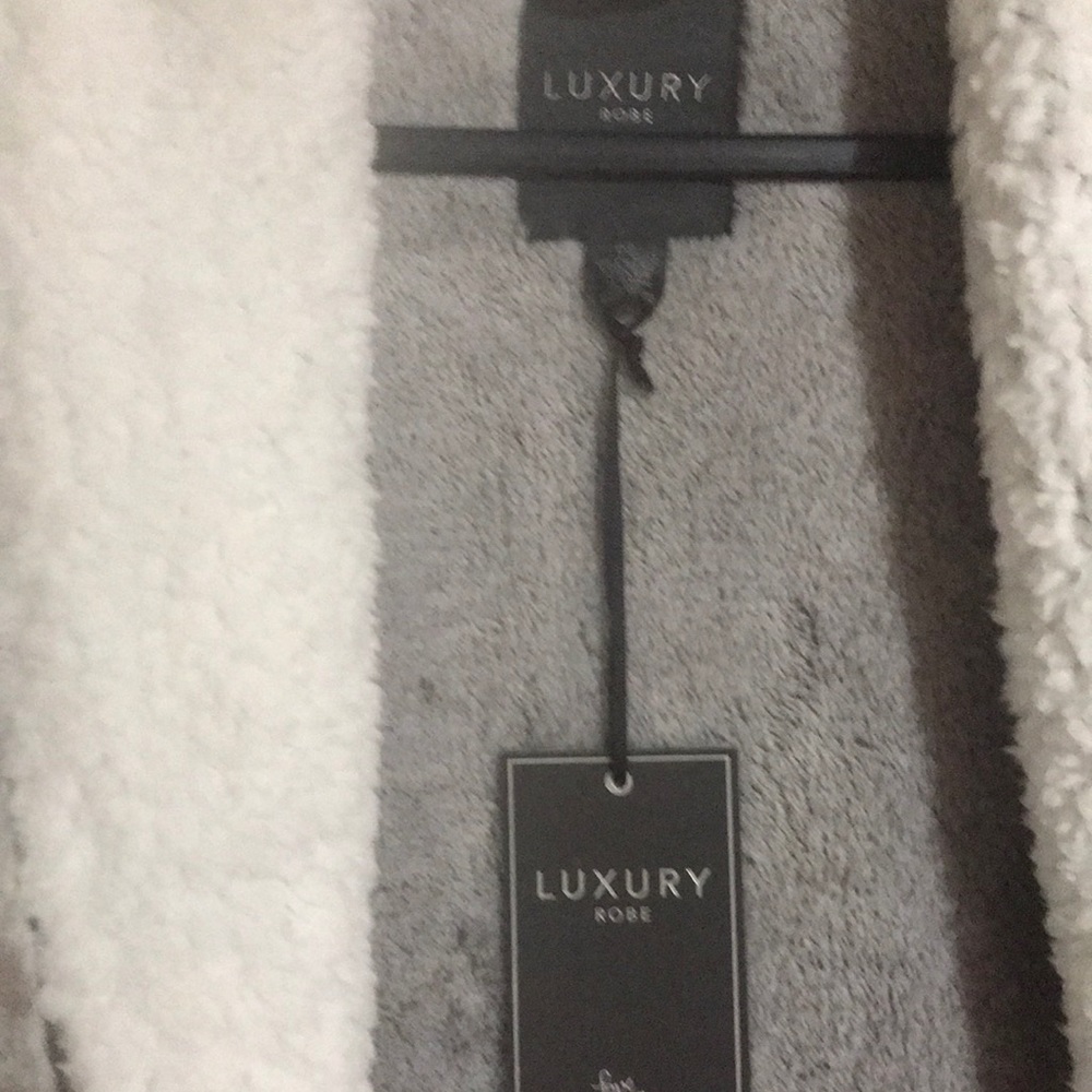 Luxury Robe - Picture 3 of 5